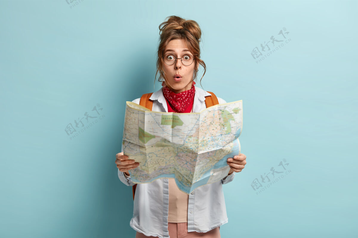 导游惊艳的欧洲女游客有环游世界的经历 惊艳到松道 看地图地图难以置信背包
