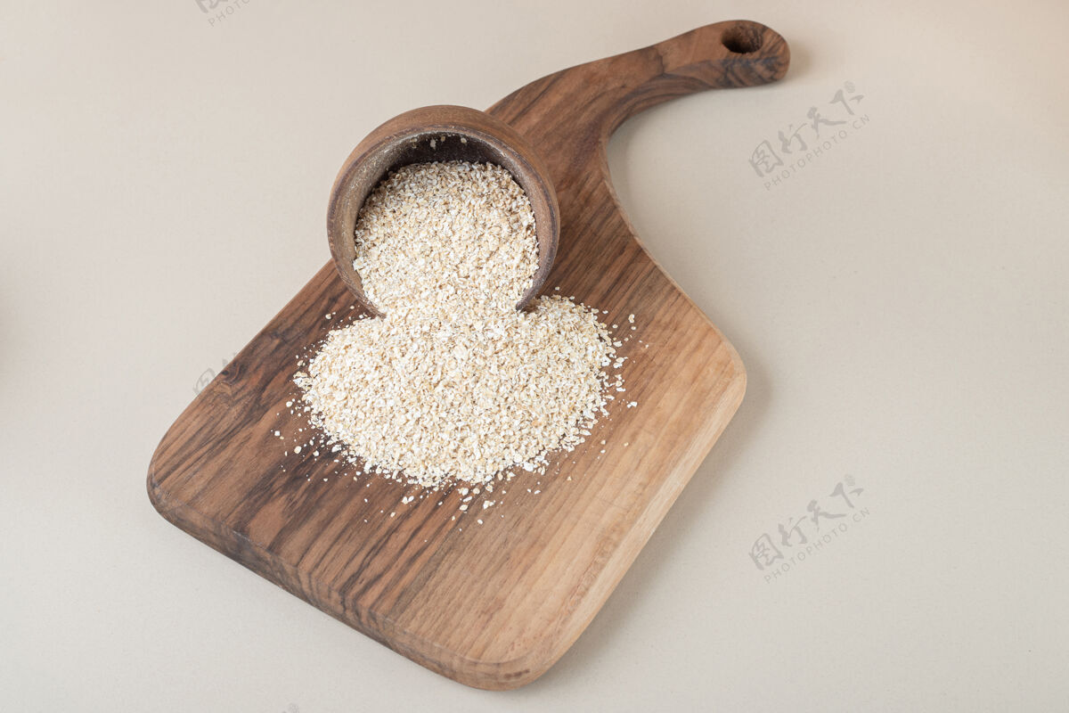 热带把米饭放在木盘上的木杯里生物异国情调蔬菜