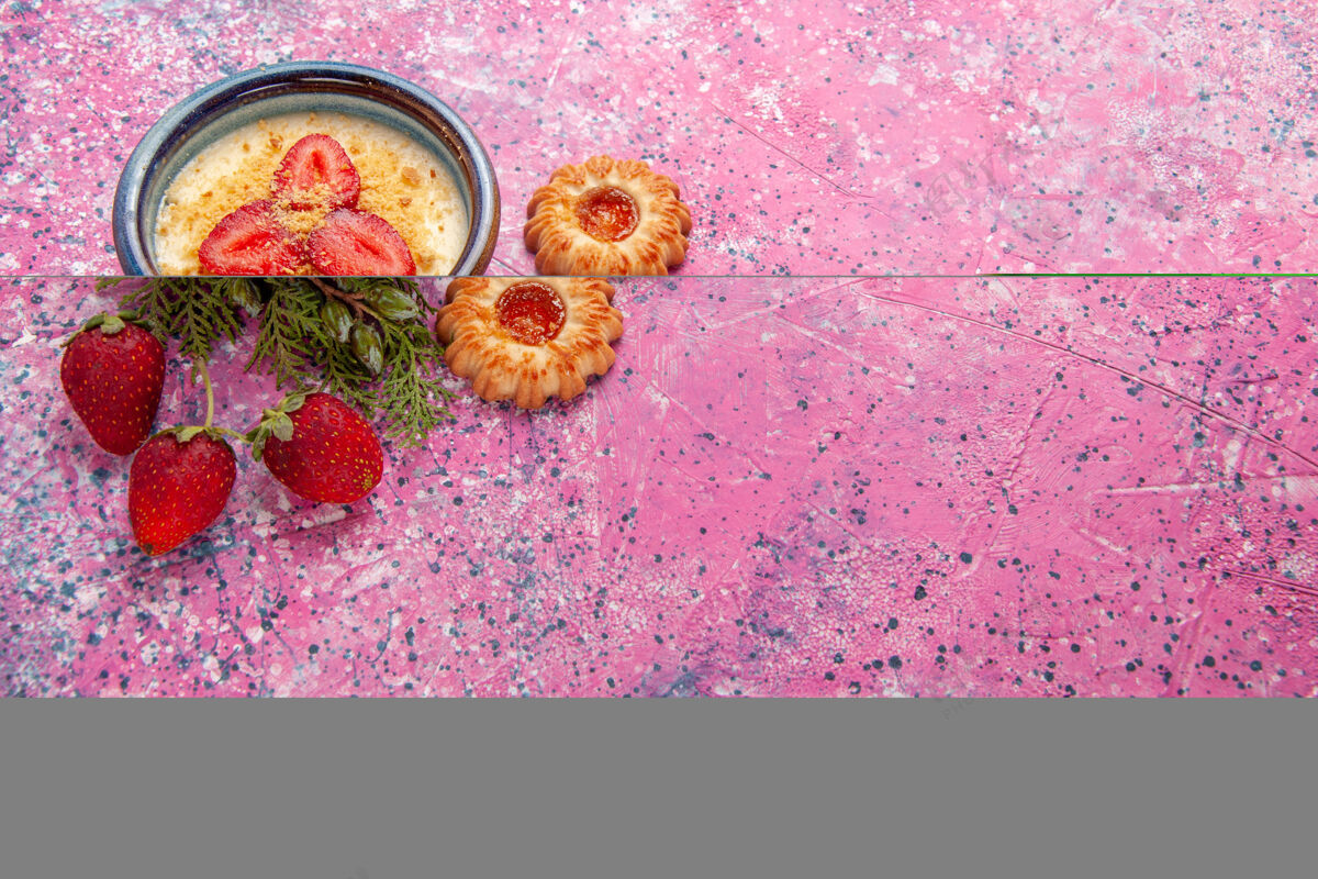 甜点顶视图美味的奶油甜点与红色切片草莓和饼干浅粉色背景甜点冰淇淋颜色甜冰午餐蔬菜风景