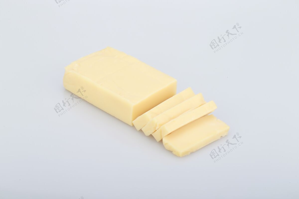 食物高角度拍摄的一块黄油隔离在一个白色的背景烹饪零食切