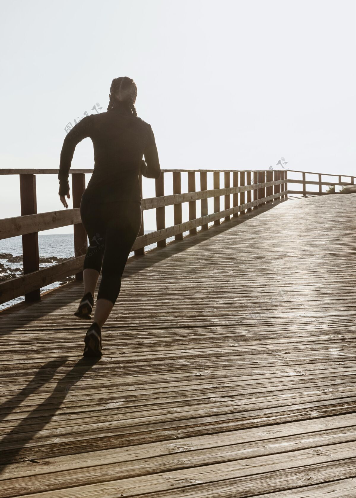 锻炼运动的女人在海滩边慢跑 有复制空间户外健身锻炼