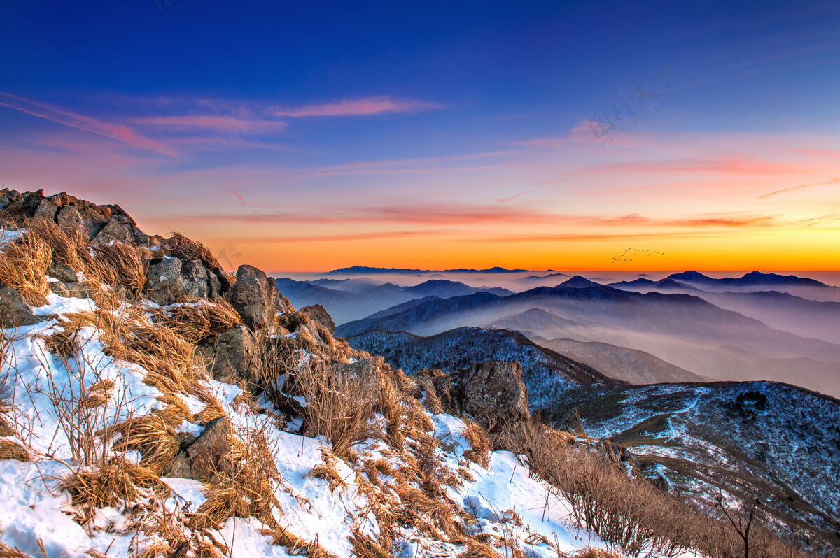 登山者美丽的风景日落在德古山国家公园在冬季 韩国成功峭壁首尔