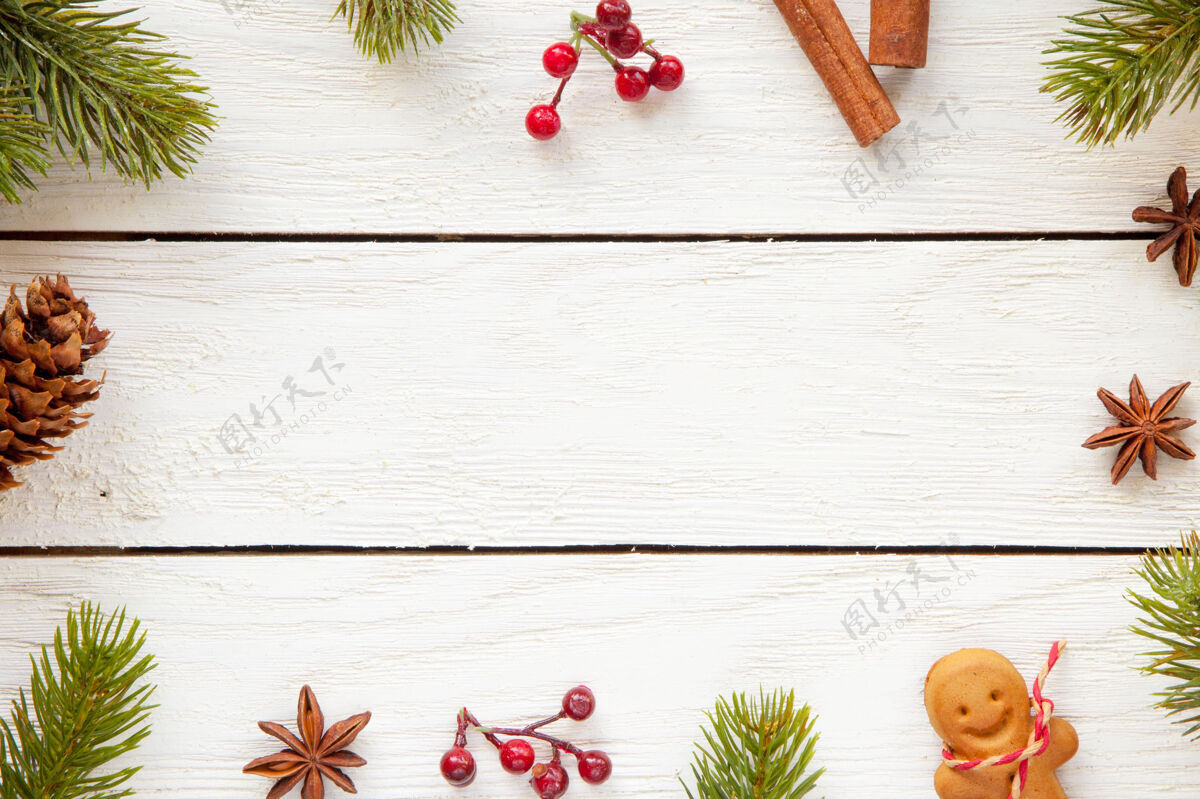新的圣诞装饰品和食物的顶视图在一个木制的表面与复制空间桌子季节性装饰