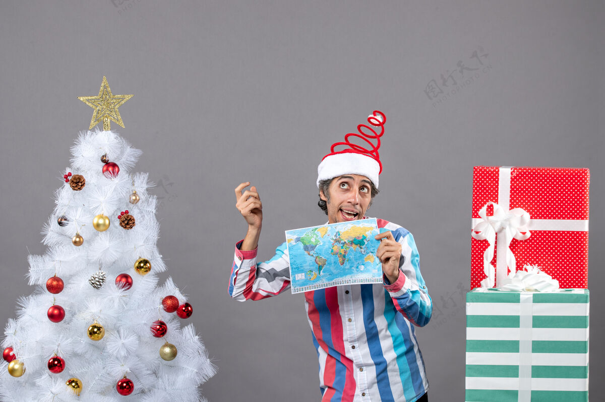 灰色前视图圣诞节男子在看高举世界地图旅行无辜看