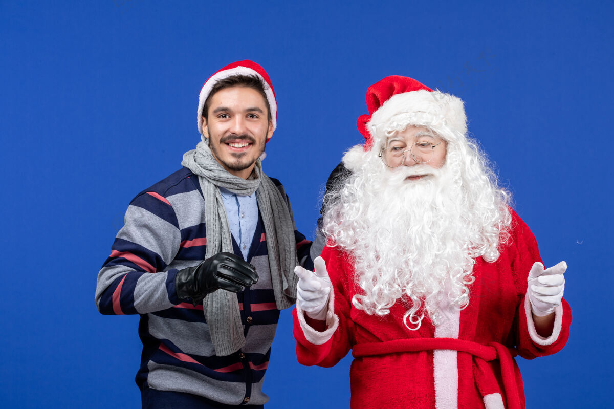 服装前视图圣诞老人和年轻的男性快乐人帽子