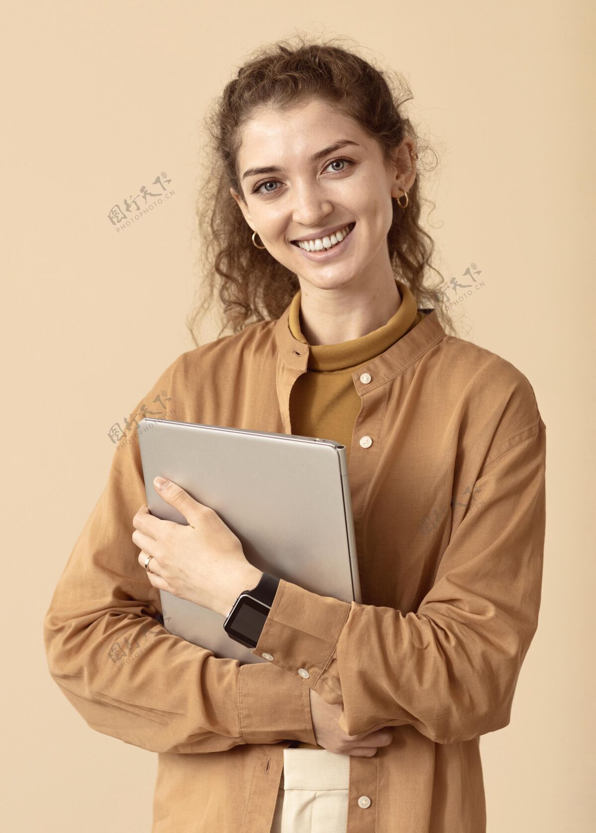 工作室笑脸卷发女士拿着笔记本电脑智能科技人