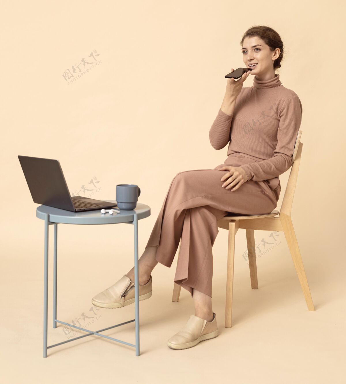 女人用手机喇叭说话的女人数码设备智能工作室