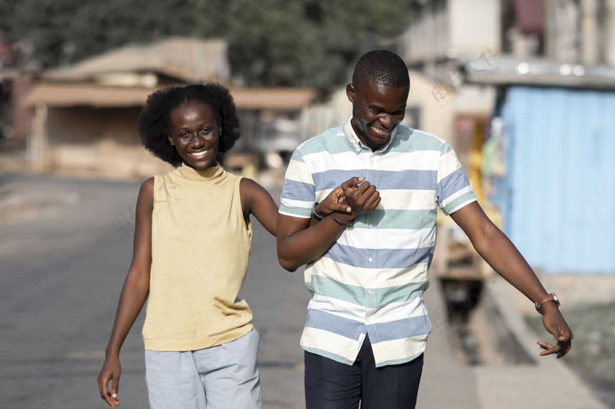 生活方式中枪非洲夫妇手牵手第三文化农村