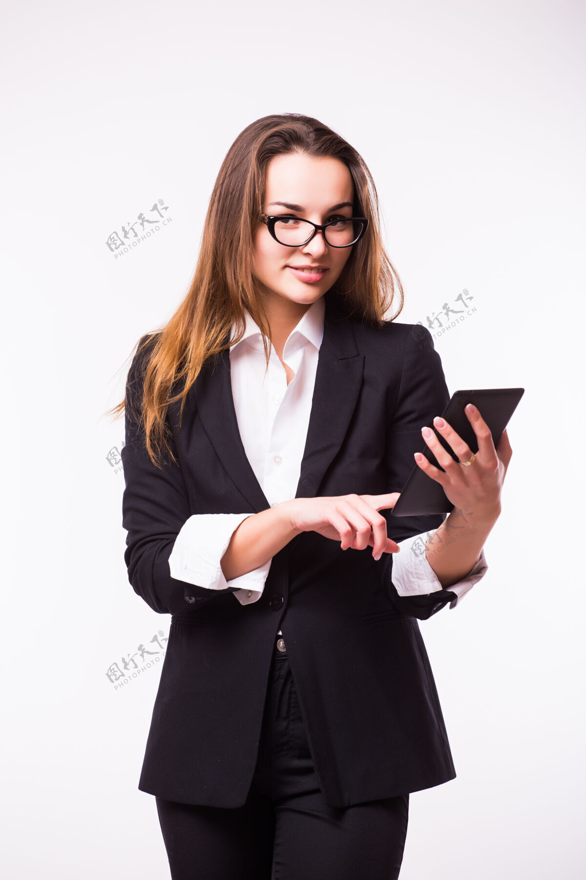 成年人黑发女商务人士阅读电子书平板电脑笔记本和白色蓝色套装平板电脑西装高管