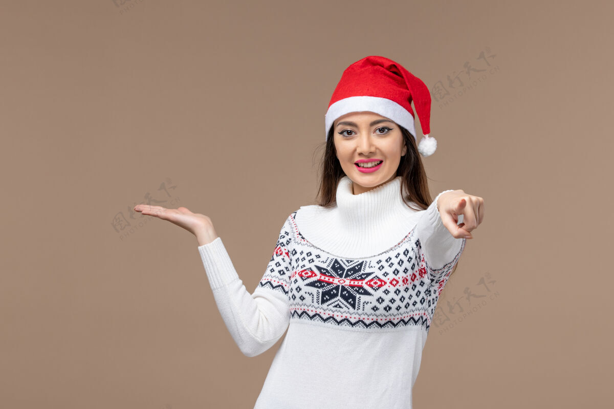 模特正面图：棕色背景的年轻女子 带着微笑的表情圣诞节背景微笑快乐