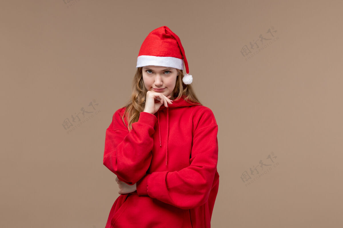 微笑前视图圣诞女孩与红色斗篷棕色空间圣诞帅哥情感