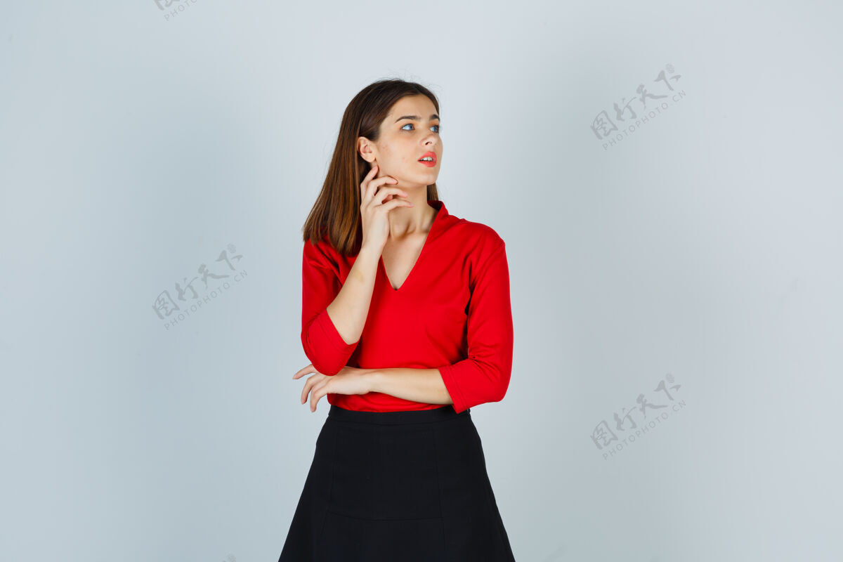 衬衫穿着红衬衫 黑裙子 手放在脖子上的年轻女士时尚面具迷人