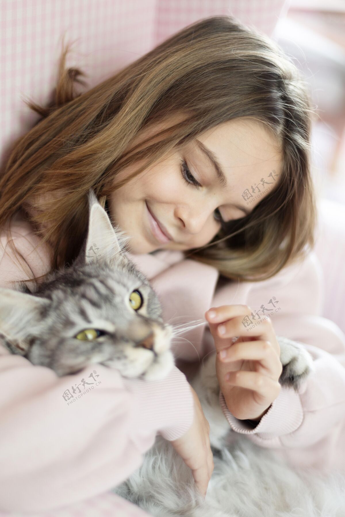 猫女孩和猫拥抱快乐孩子年轻