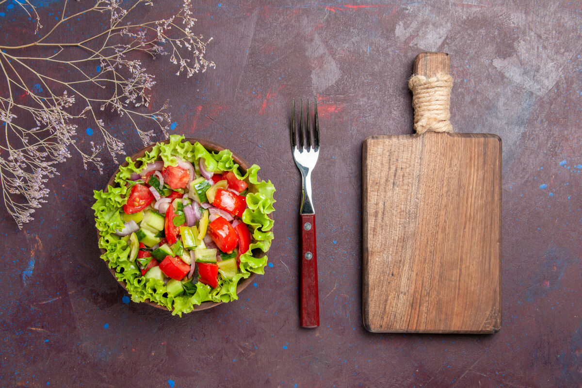 饮食顶视图美味的蔬菜沙拉切片食品与新鲜食材在黑暗中花卉蔬菜胡椒