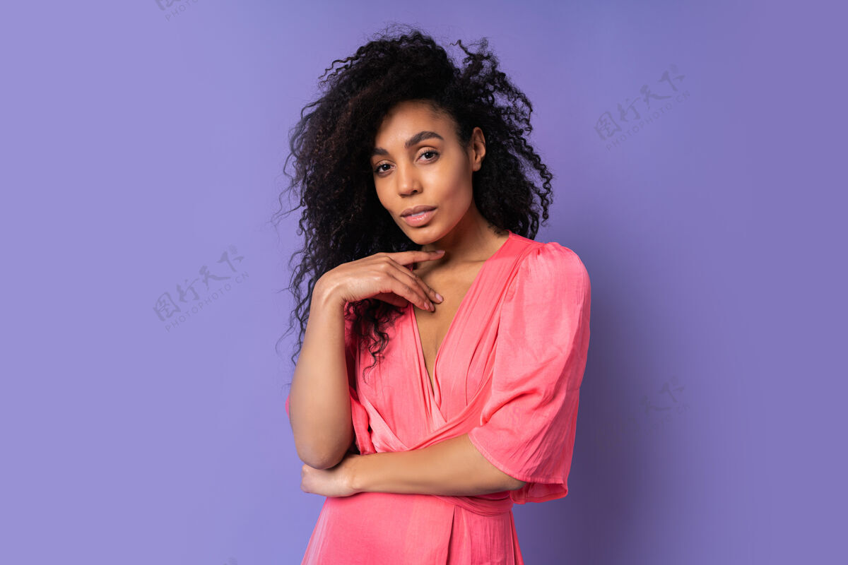 蓝色一个自信的混血女 卷发 粉色连衣裙 站在紫色的墙上魅力惊艳卷发