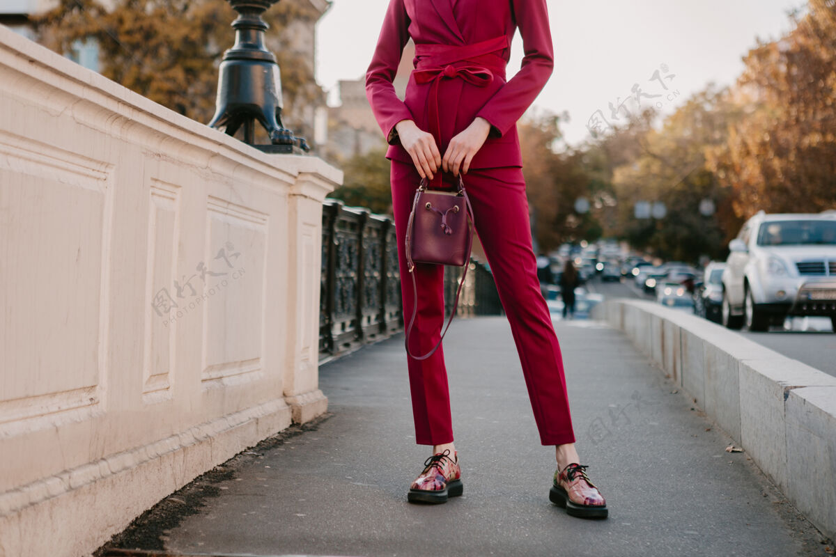 女性近距离时尚细节时尚女人穿紫色西装走在城市街头 春夏秋季时尚潮流手袋手提包女人秋天
