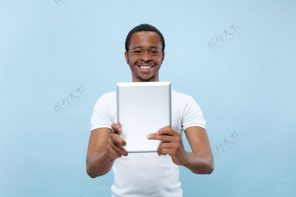 快乐身穿白衬衫的非洲裔美国年轻人的特写肖像使用平板电脑进行自拍 视频录像机 聊天成人长相人