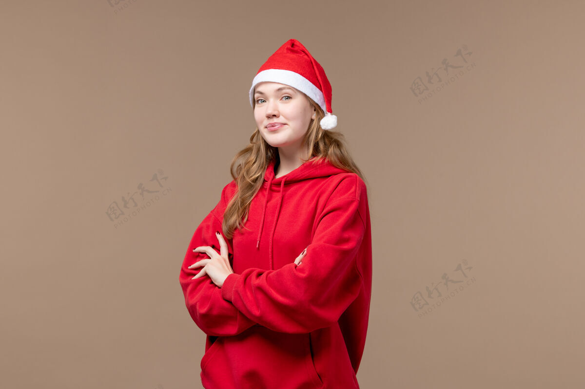 圣诞节正面图棕色背景上笑脸的圣诞女孩新年圣诞节新的首都工作