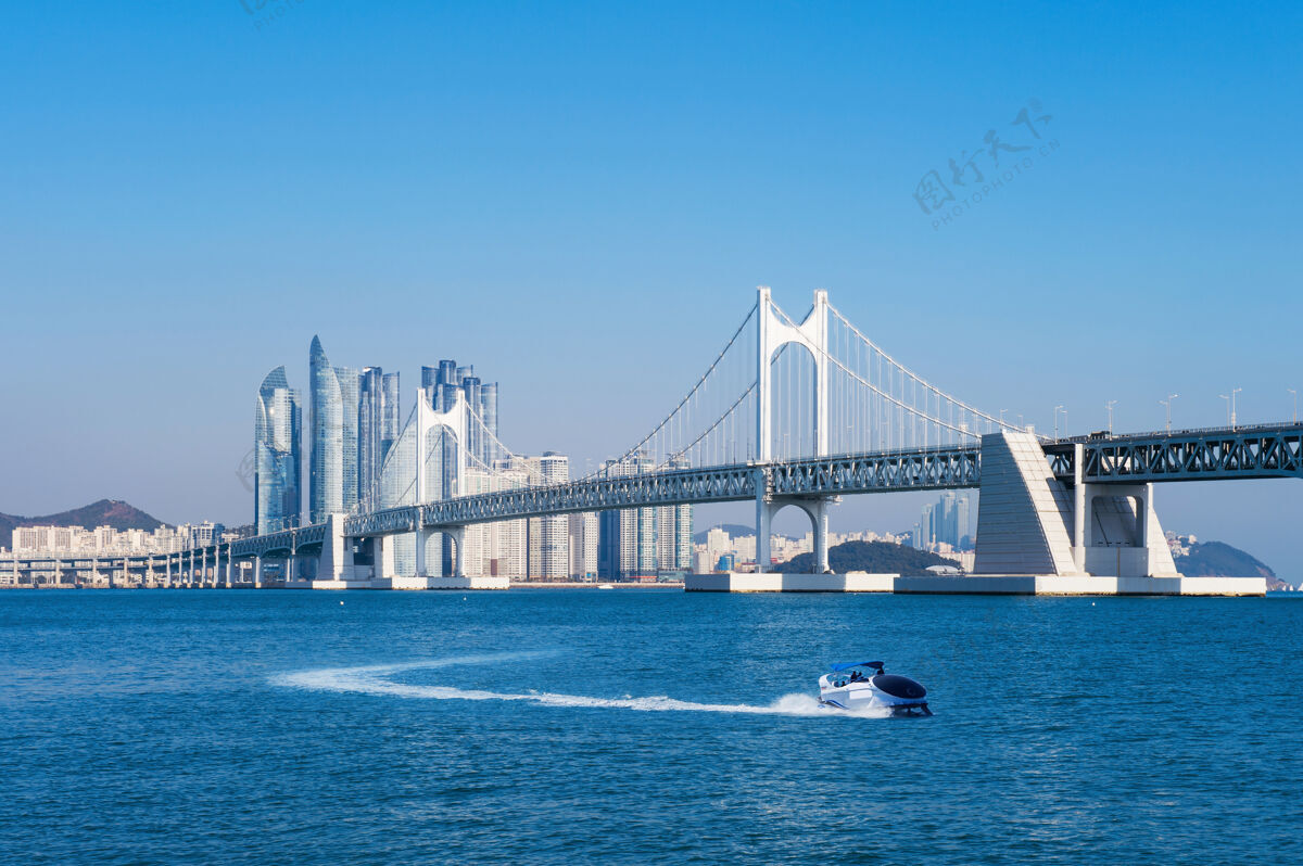 悬浮韩国釜山的光安桥和海云台区金融摩天大楼