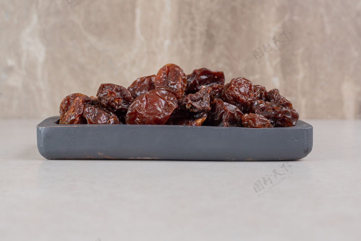 美味棕色干樱桃放在木盘上品质热带有机