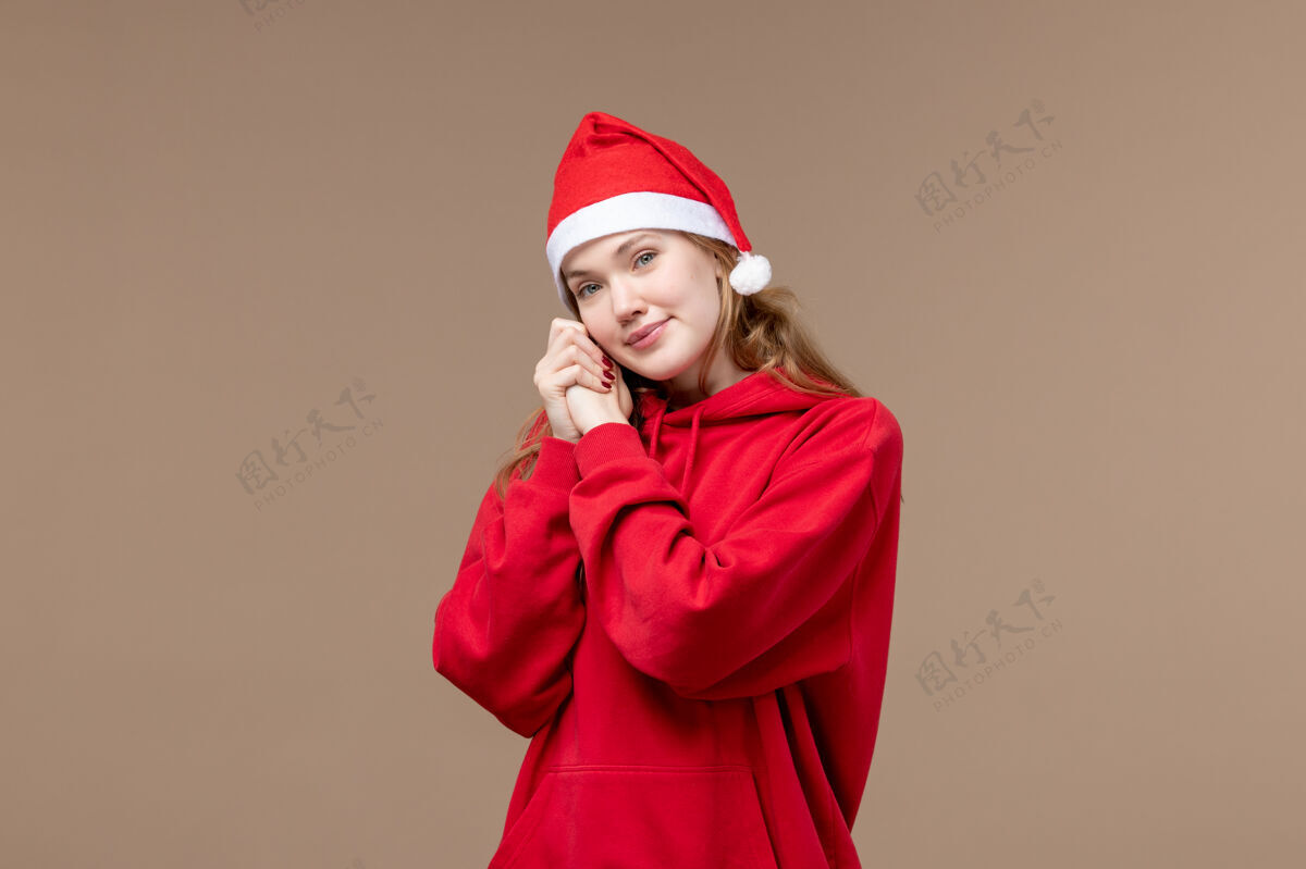 孩子正面图棕色背景上微笑的圣诞女孩圣诞情绪小可爱圣诞节