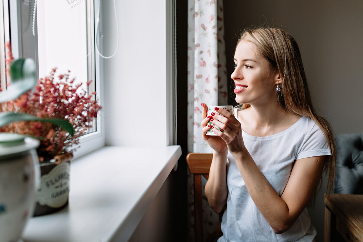 窗户靠窗喝咖啡放松的女人微笑咖啡女人