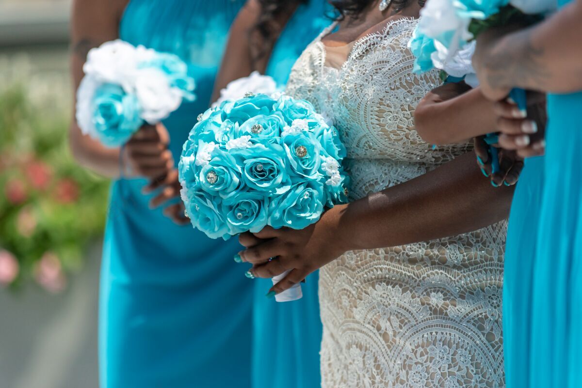 婚姻特写镜头中新娘和她的伴娘站着拿着花束 没有捕捉到任何面孔颜色花仪式
