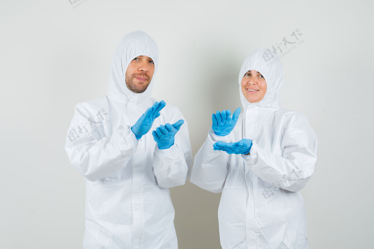 严重两个医生穿着防护服 戴着手套鼓掌 看上去很高兴健康女性医疗
