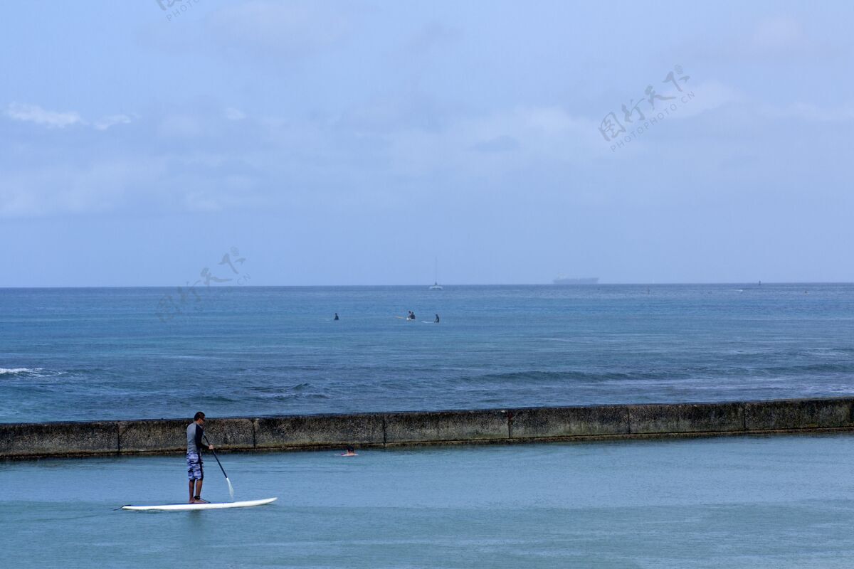 海洋海滩与蓝色的海洋和人们在夏威夷 美国的乐趣夏威夷水夏威夷