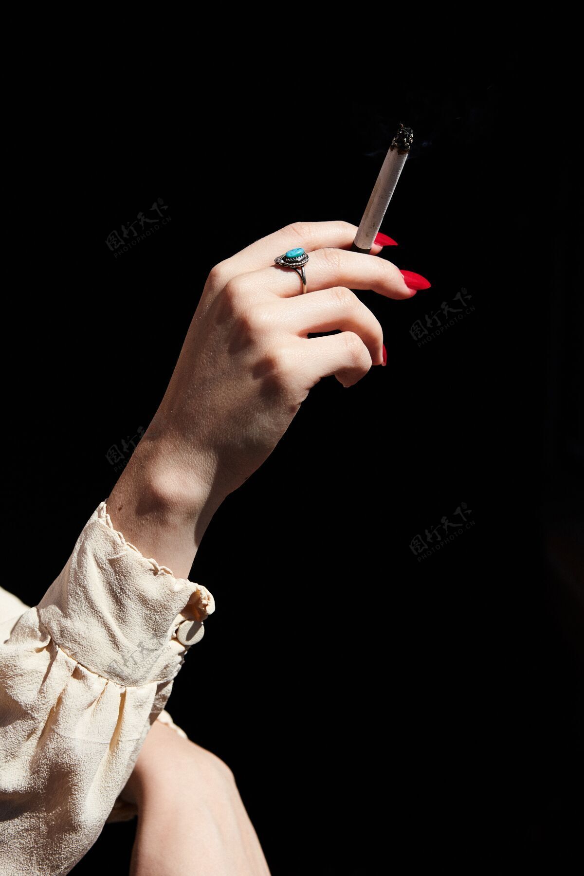 手女人的手拿着大麻绿松石别致戒指