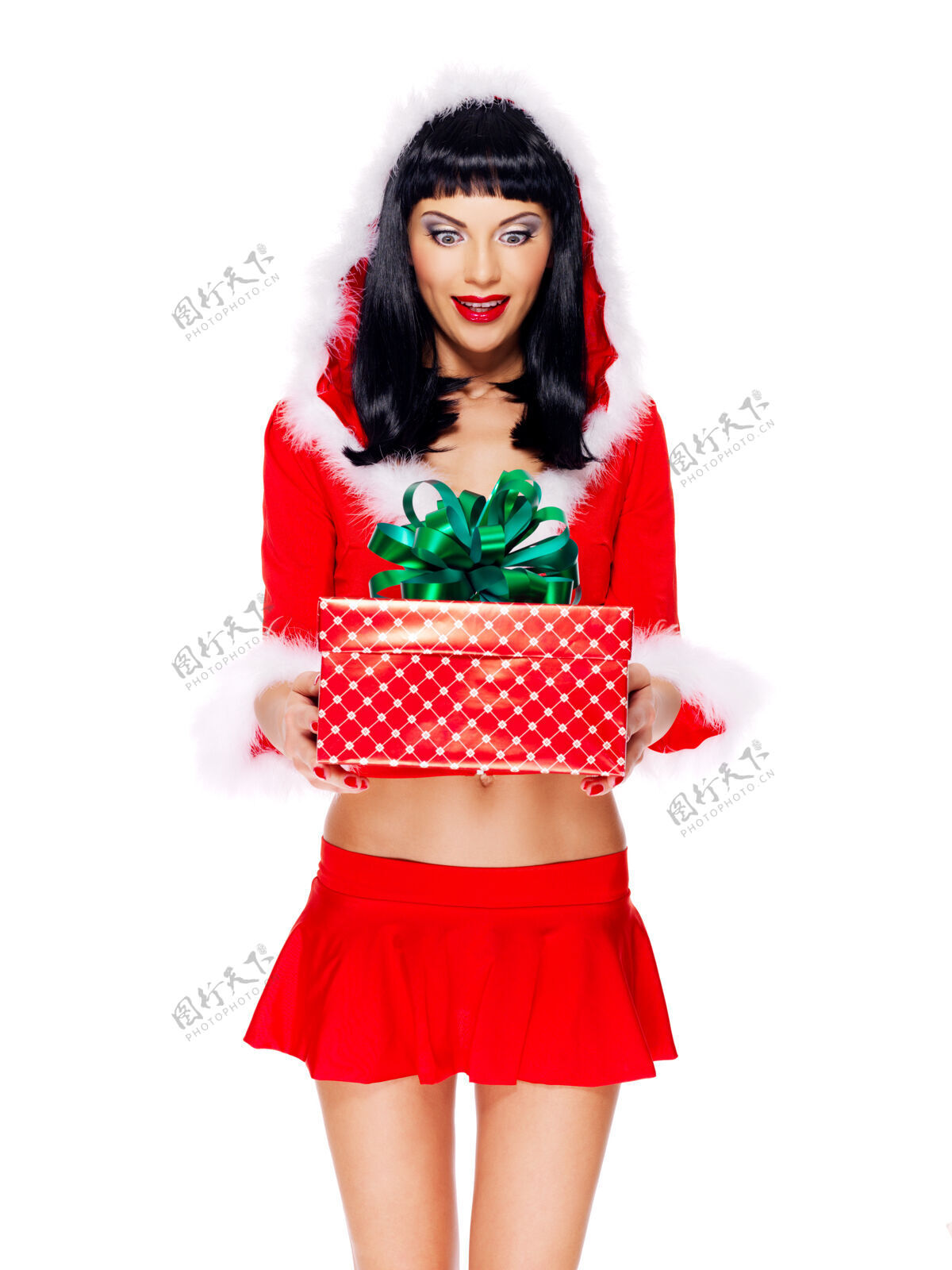 兴奋美丽雪女的照片拿着圣诞新年礼物盒-孤立在白色给予新购物