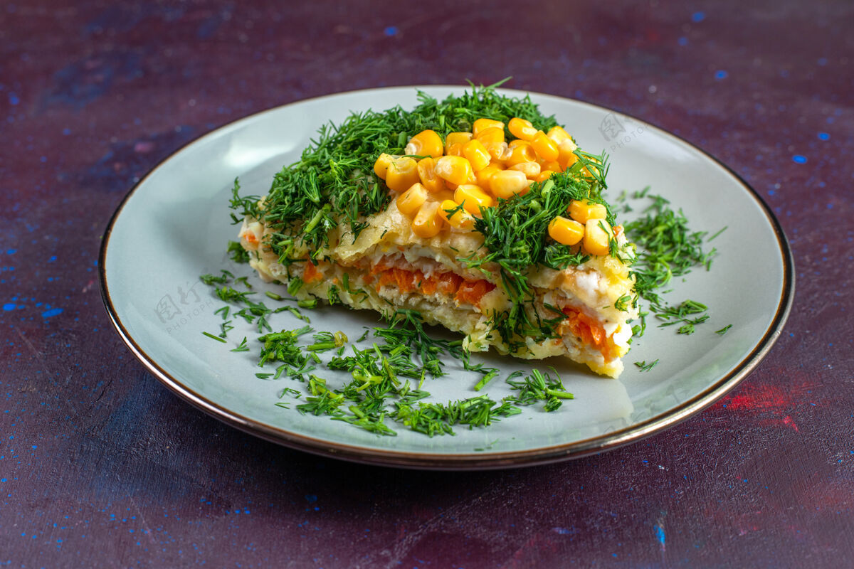 绿色正面是美味的沙拉 蛋黄酱 蔬菜 玉米和鸡肉放在深色的桌子上前面鸡肉菜肴