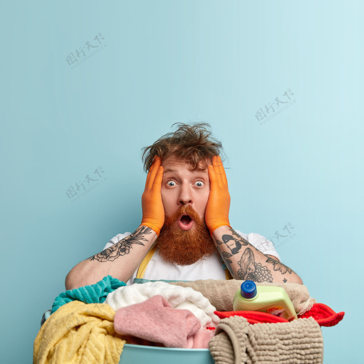 洗衣震惊的红发女管家面对麻烦的局面 双手不停地放在脸上 眼睛已经露了出来 头发凌乱困惑胡子红发