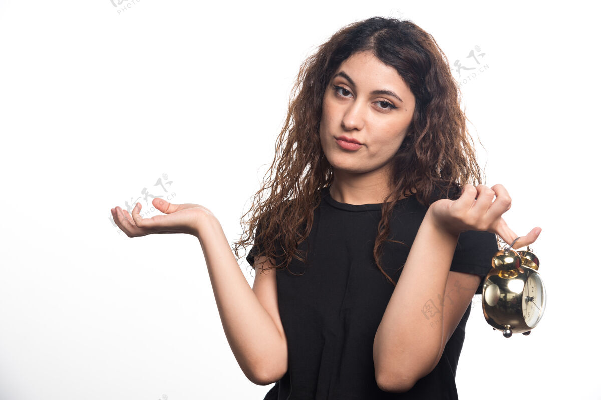 思考一个沉思的女人手里拿着一个白色背景的钟高质量的照片时钟年轻人