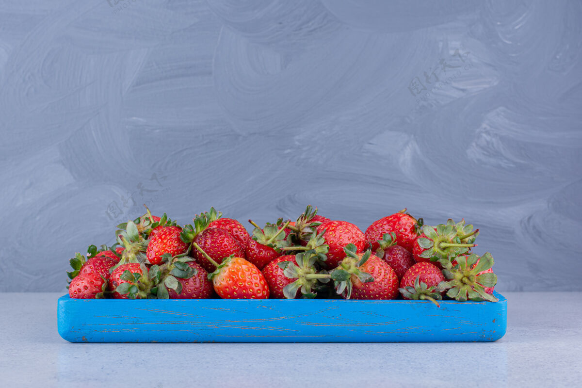 水果蓝色小盘 大理石背景上有一部分草莓拼盘美味天然