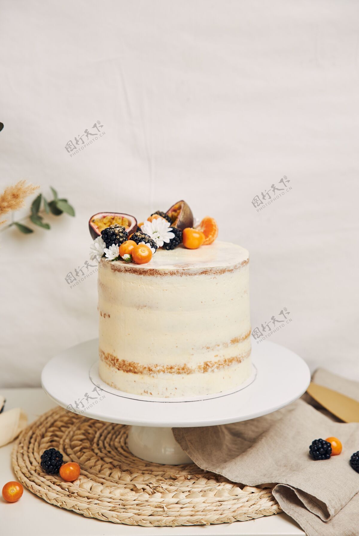 自制有浆果和西番莲的白色蛋糕 后面有植物水果新鲜派