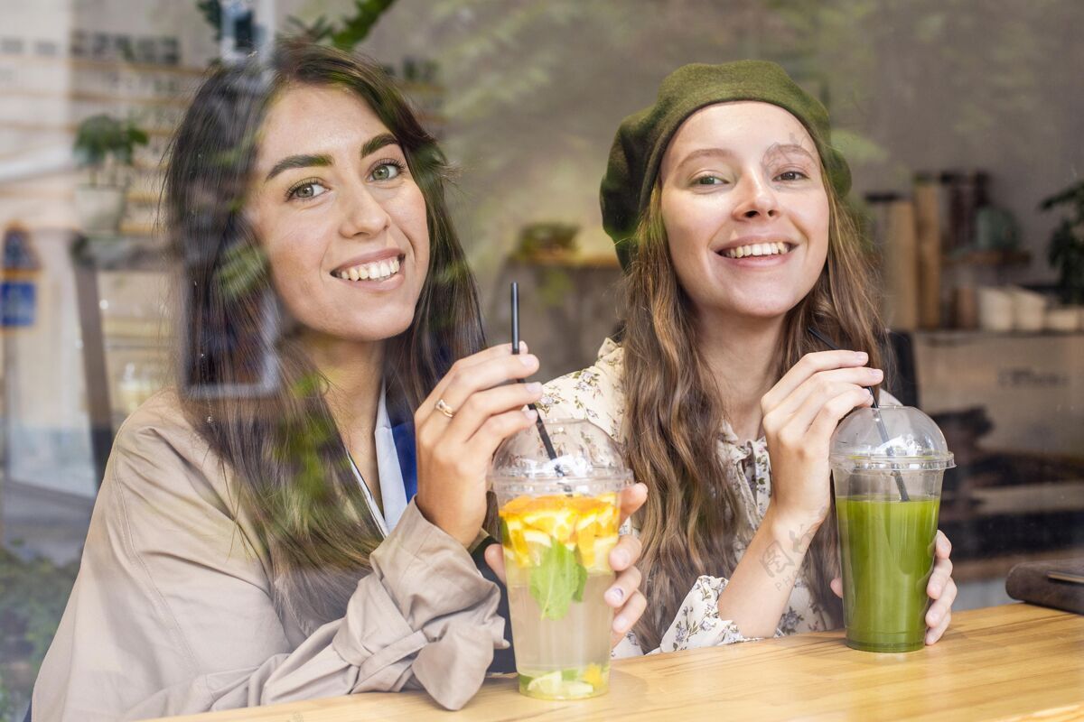 异国情调水果在咖啡馆喝新鲜果汁的中镜头女人水果健康健康食品