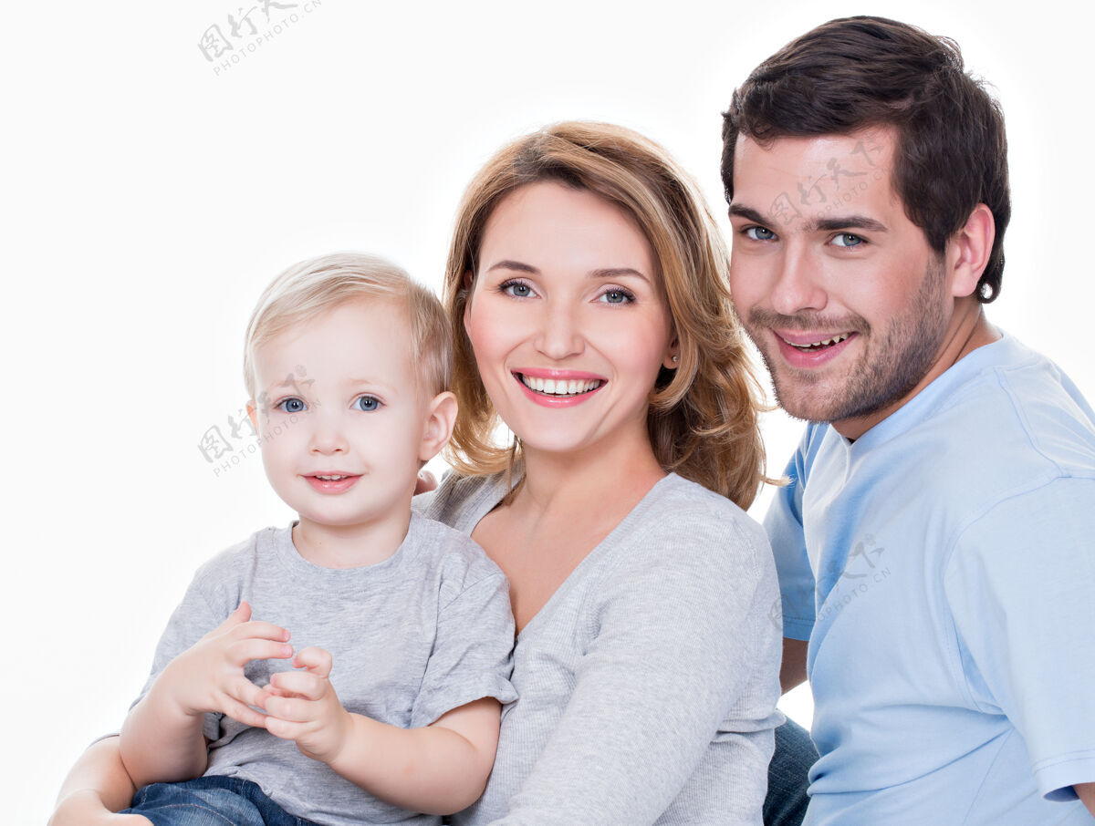 三一个幸福的家庭的画像 带着小孩看镜头-孤立情感积极家庭