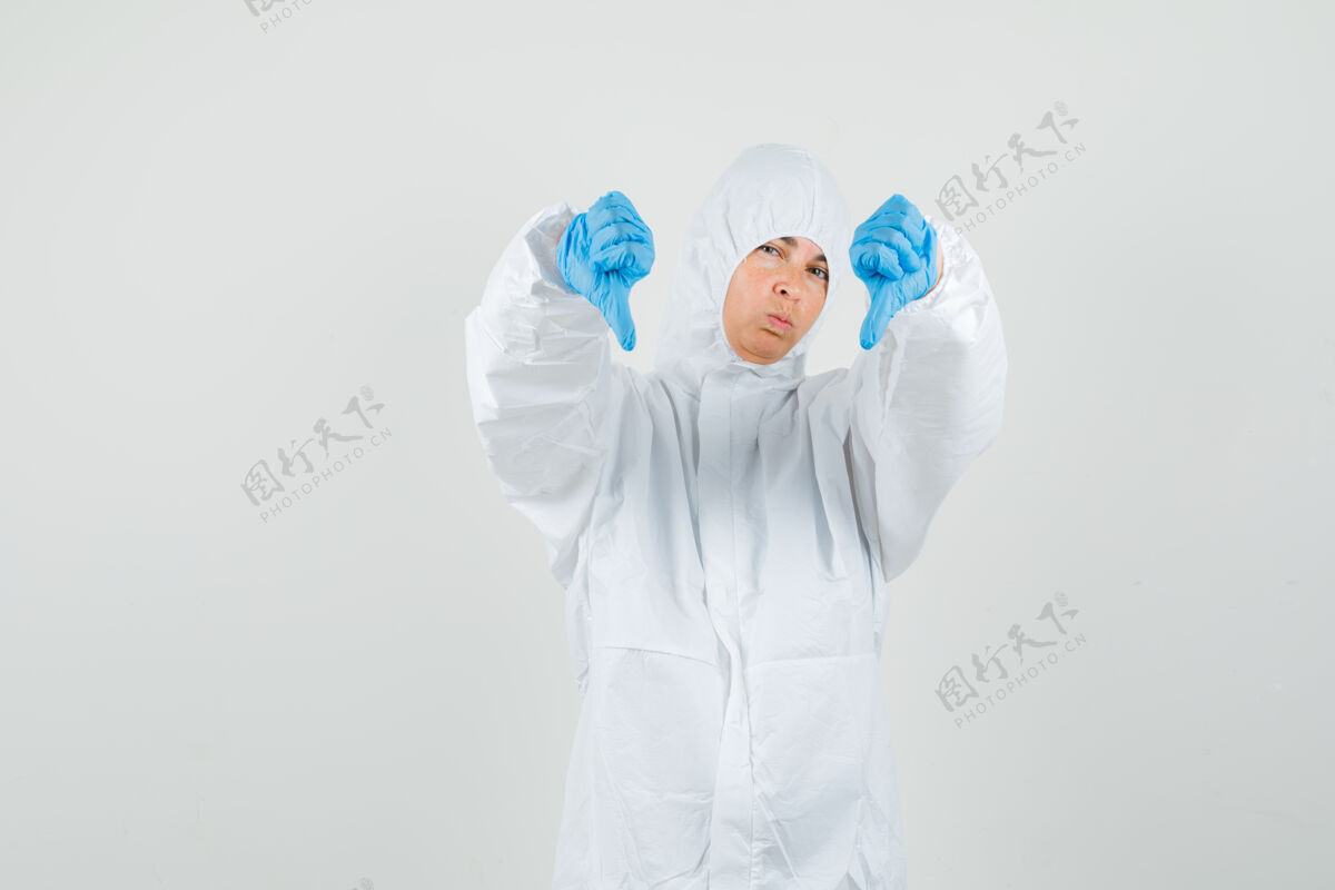 医院穿着防护服的女医生 戴着双拇指朝下的手套 看上去很自信治疗药品健康