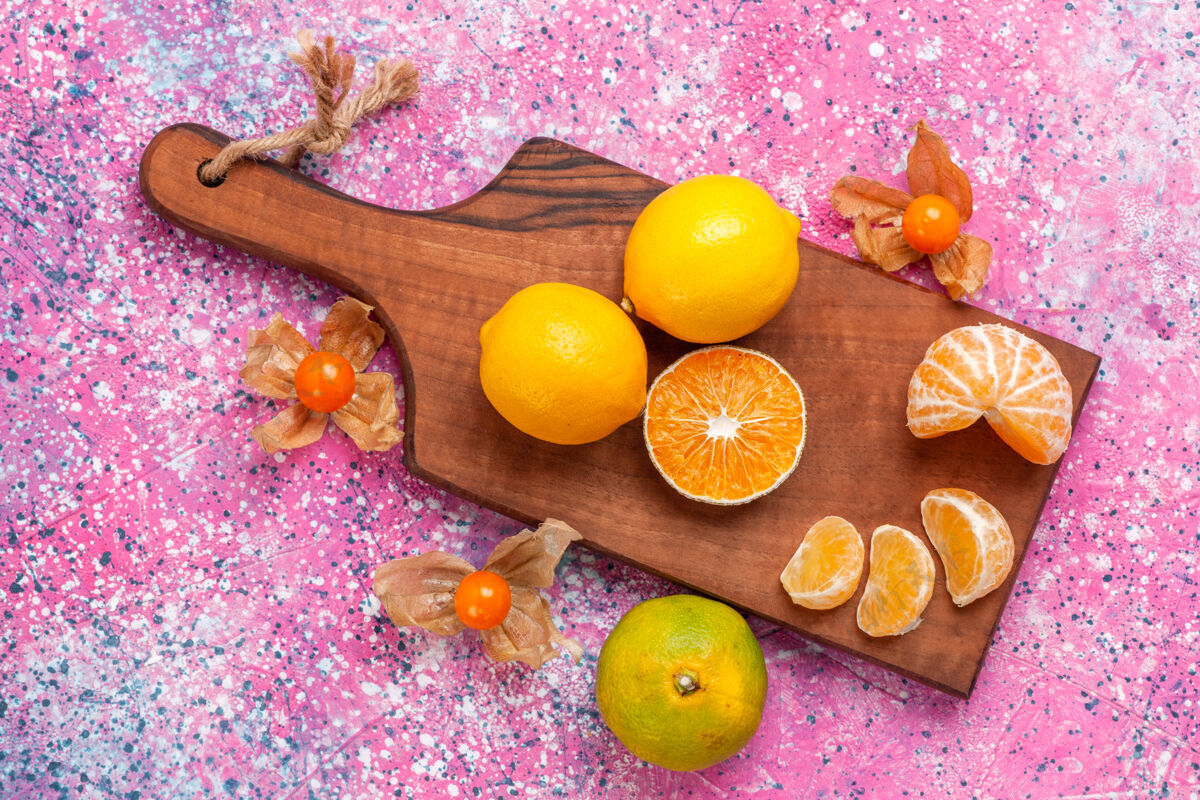 食品粉红色表面的酸橙和柠檬的俯视图橘子异国情调新鲜