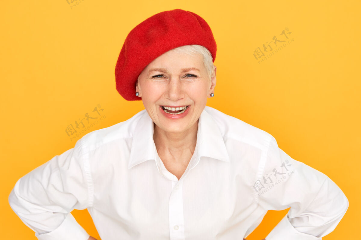 时尚美丽优雅的成熟欧洲女性穿着白衬衫 戴着红帽子张嘴疯狂消极年龄