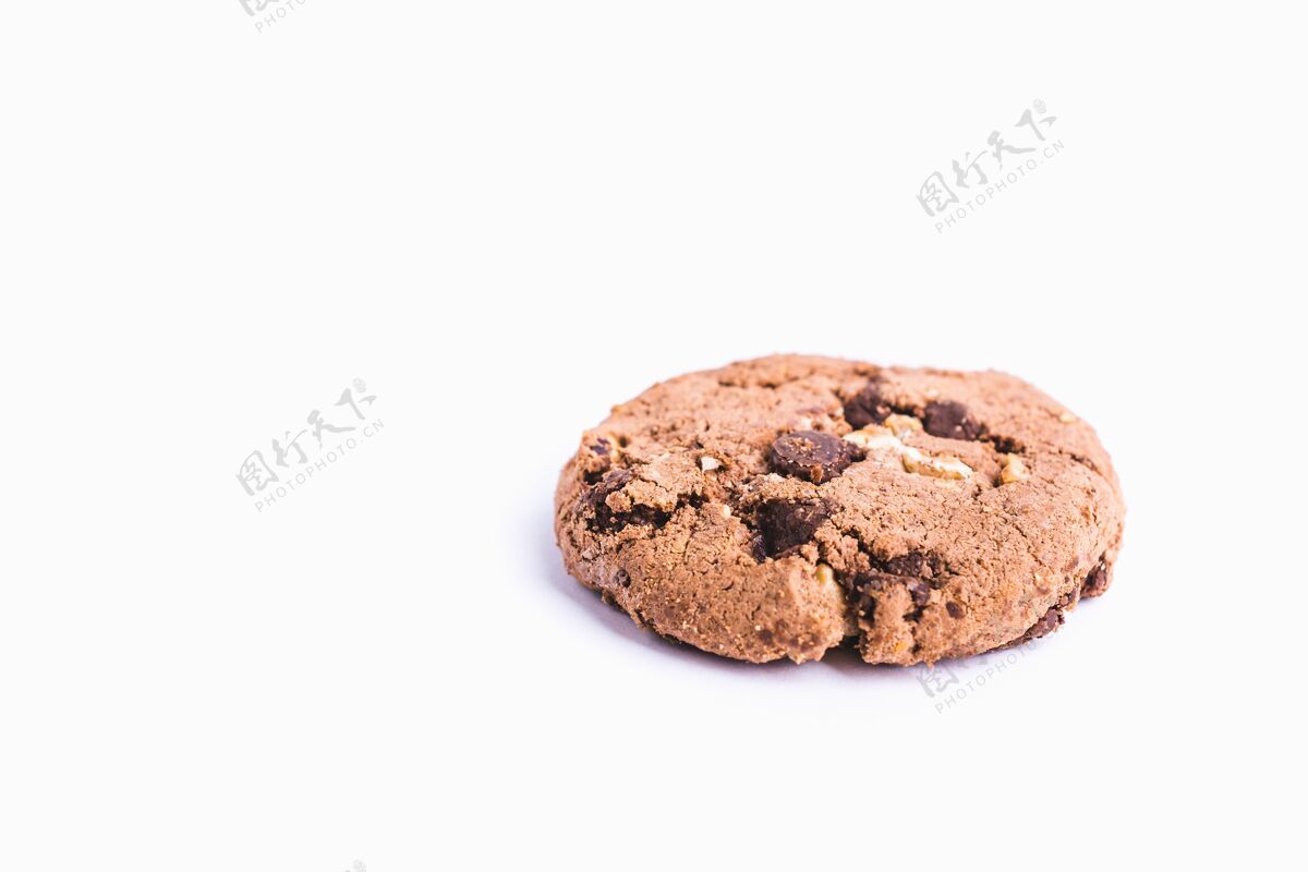 早餐在白色背景上孤立的巧克力饼干特写镜头甜点甜美味