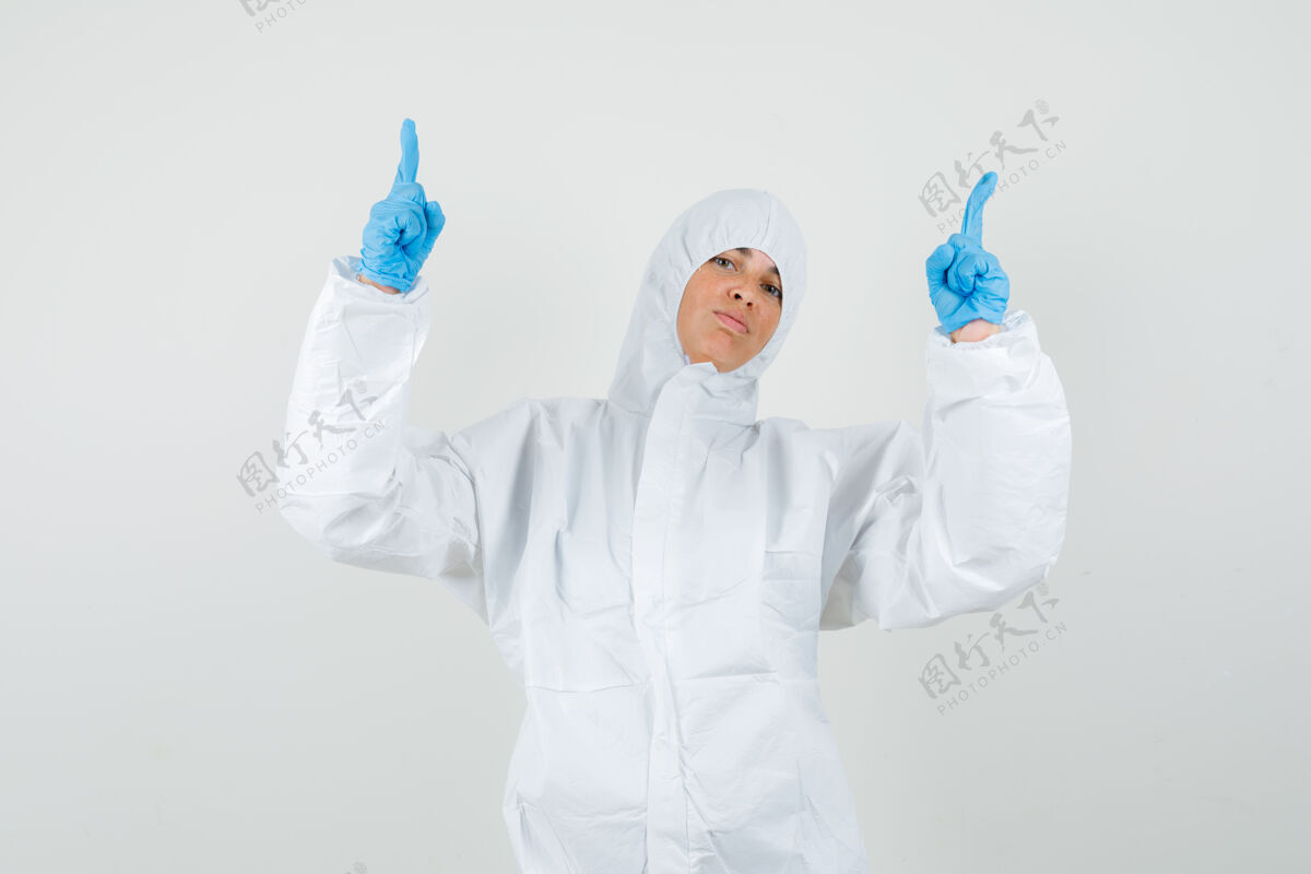 医院穿防护服的女医生指指点点实验室女人医学