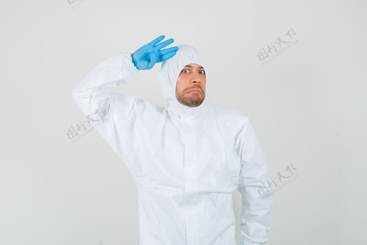 医生穿防护服的男医生医生男性手套