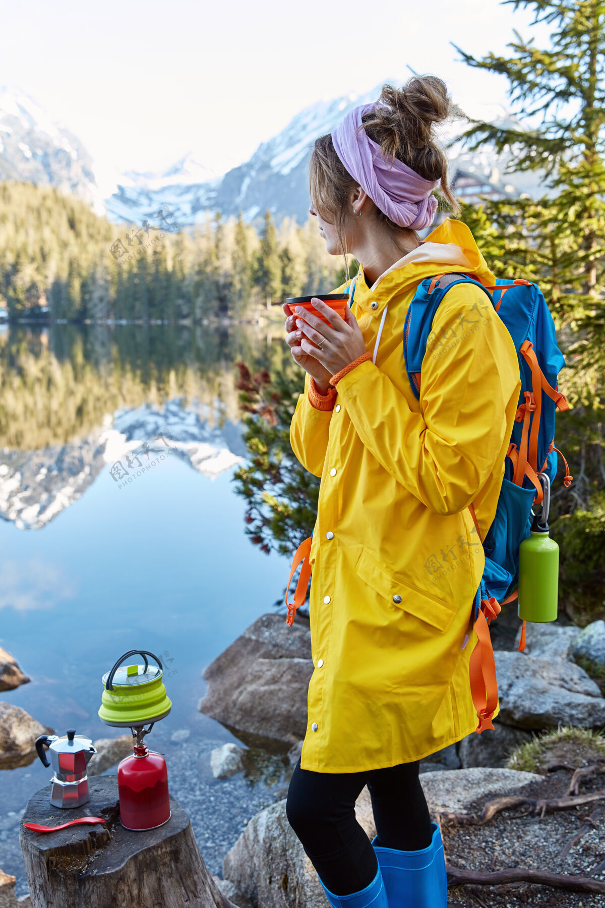 茶沉思的女乡巴佬在茶杯里拿着热饮料 在专用旅游设备上做饮料独自沉思姿势