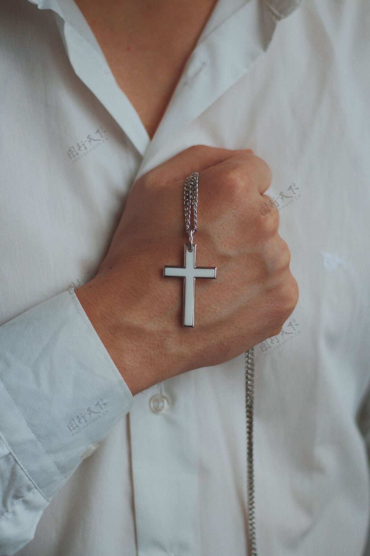 念珠特写镜头一个宗教男子持有一个十字架吊坠银项链精神宗教十字架