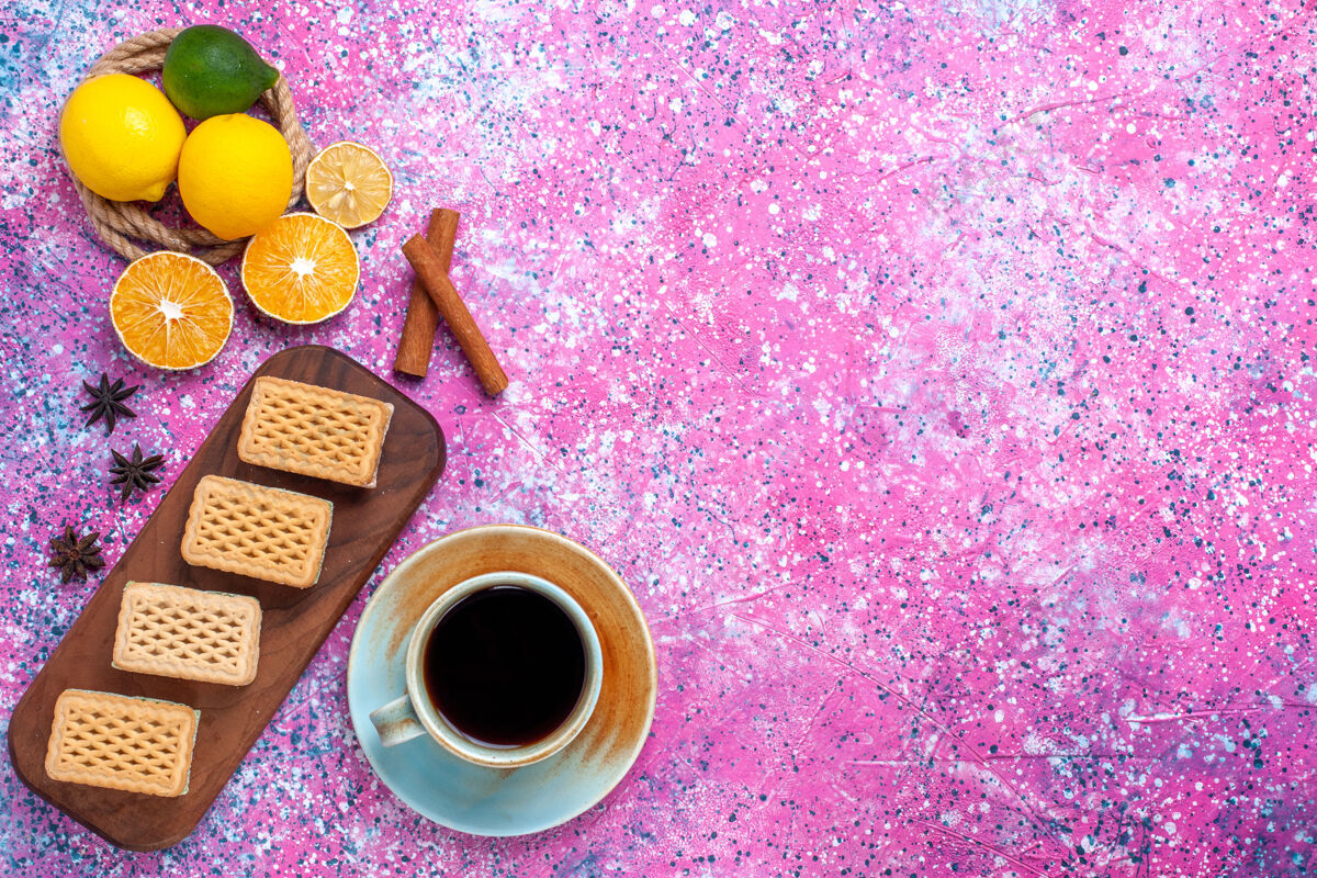 饼干华夫饼三明治饼干的顶视图 带有水果奶油馅和浅粉色表面的茶茶手镯华夫饼