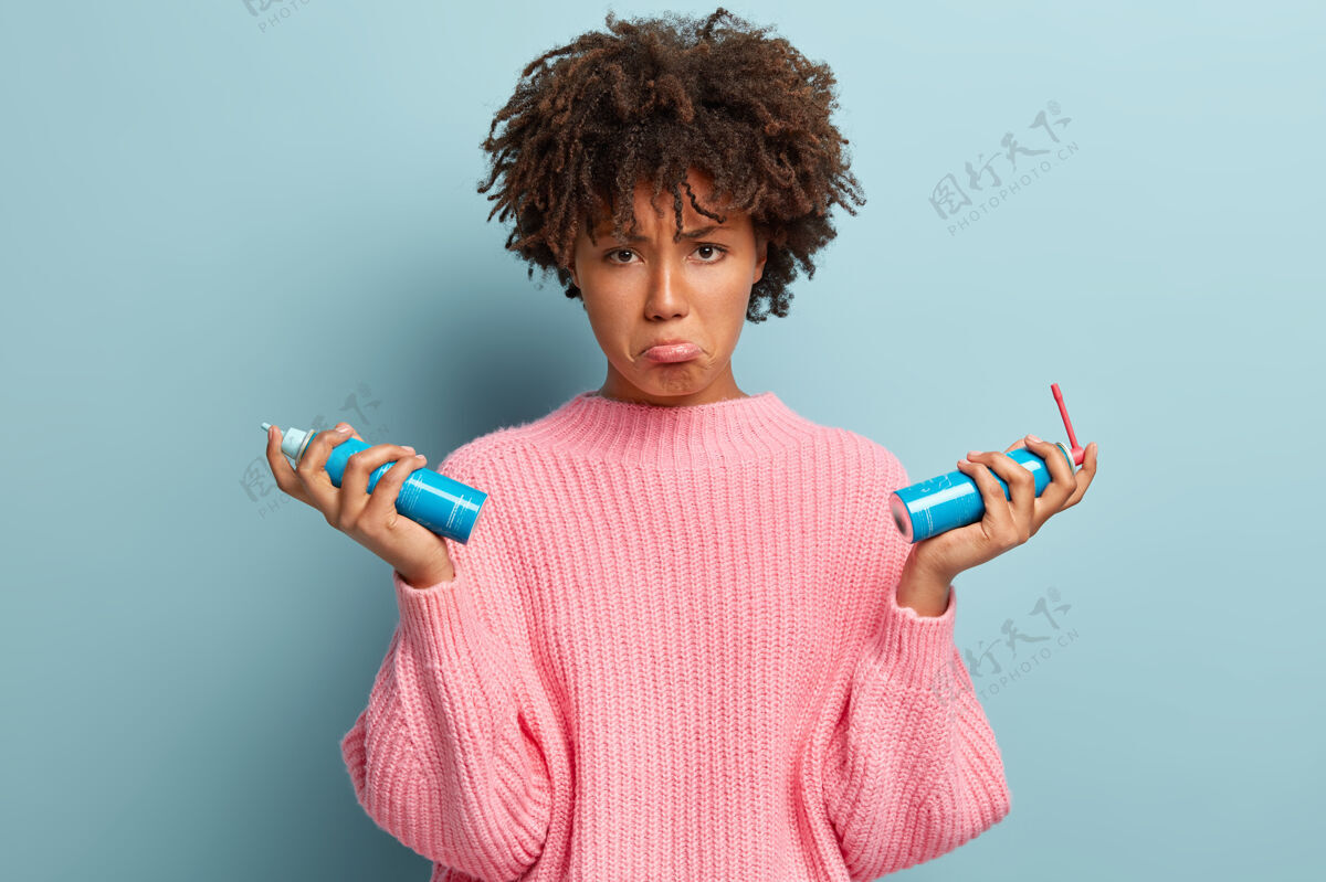喷雾不高兴的美国黑人妇女掏出下唇 拿着两瓶气雾剂 自愈疾病悲伤阴性