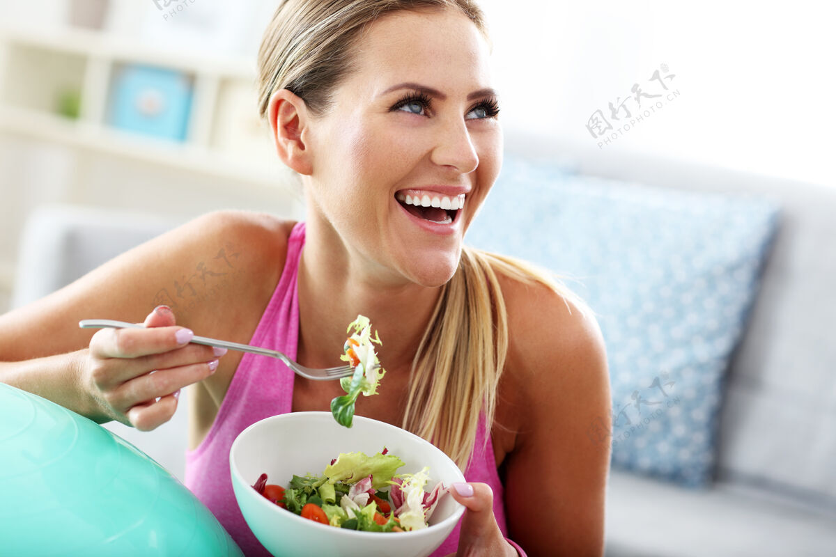 运动员锻炼后吃健康沙拉的年轻女子饮食效果球