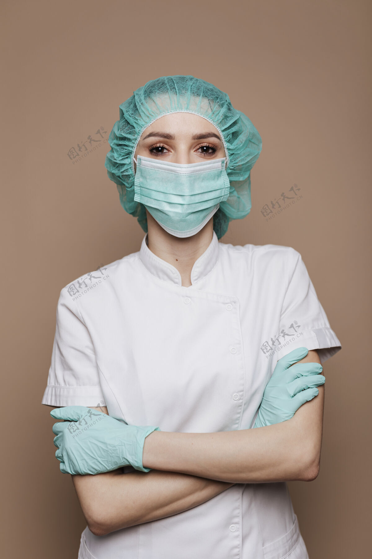 防护自信的微生物学家戴着手套 口罩和手术帽医疗保健医生专业